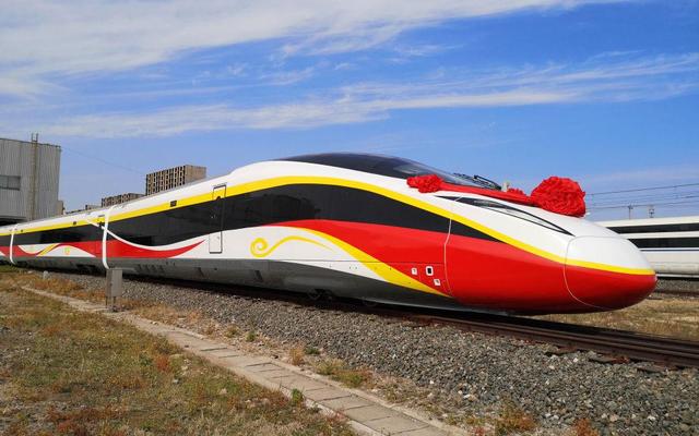 時(shí)速400公里跨國(guó)互聯(lián)互通高速動(dòng)車(chē)組在河北唐山下線